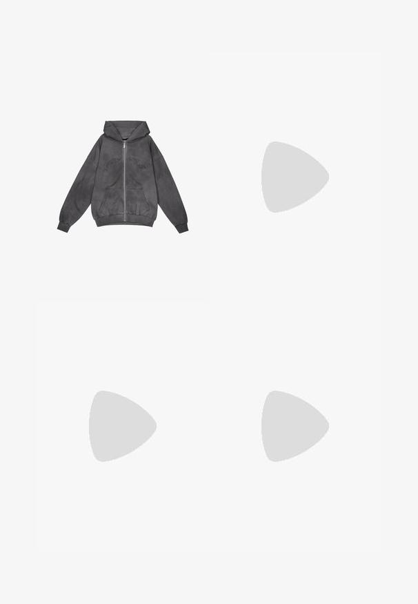 Pegador JULIA OVERSIZED - Zip-up sweatshirt - oil dyed deep grey; Dark green long-sleeve top with a crew neckline, featuring dotted textured accents on the sleeves and a cropped hem. Includes thumb holes.; Black pants made of lightweight fabric, featuring an adjustable waistband and drawstring hems. Designed with a loose, oversized fit and multiple pockets.; Black leather ankle boot with round toe, gold eyelets, and textured sole. Features padded collar and distinctive logo on the side.; Olive green nylon backpack with black accents, 40L capacity, adjustable straps, front zip pockets, and a textured grid pattern.