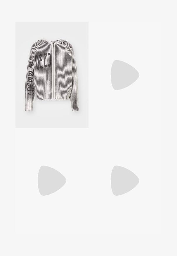 032c CRUSADER HOODED - Cardigan - black/white; T-shirt in cotone nero con il logo bianco "ARCHIVE inc." stampato sul petto, maniche corte e colletto a girocollo.; Pantaloni in cotone neri con una vestibilità rilassata, dotati di una vita classica, pieghe frontali e tasche laterali. Tessuto liscio senza fantasie.; Sneaker nere con una toma in pelle liscia, dettagli testurizzati e lacci tondi neri e bianchi. Suola spessa in gomma con battistrada gommato.