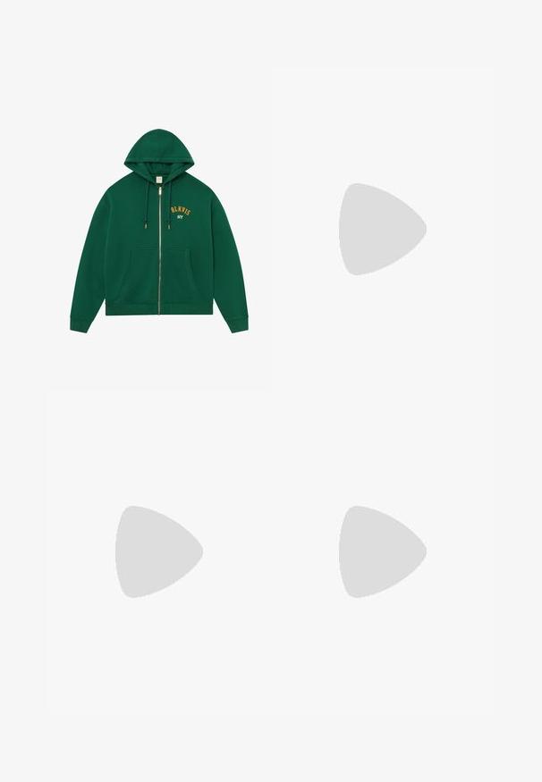 Felpa verde con zip, dotata di una grande tasca frontale, polsini e orlo a costine; presenta la scritta ricamata "BLKVIS NY" in arancione sul petto.; Maglietta bianca in cotone con maniche corte, scollatura rotonda, vestibilità comoda e senza loghi o motivi visibili. Texture liscia e design minimale.; Pantaloni in stampa leopardata color verde oliva, realizzati in tessuto morbido, con cintura elastica e chiusura con cordoncino per una vestibilità regolabile.; Sneakers in pelle bianca con perforazioni, punta rotonda, suola piatta e lacci spessi, con logo swoosh visibile e "AIR" sul tallone.