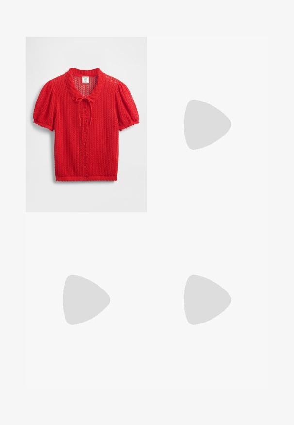 Cardigan rosso a maniche corte lavorato a maglia con colletto smerlato, chiusura con laccio e bottoni sul davanti. Motivo testurizzato su tutta la superficie.; Maglietta rossa a maniche corte con Topolino e Minni vestiti da Babbo Natale, Minni che bacia Topolino sulla guancia con uno sfondo di fiocchi di neve.; Sister Jane HEART TO HEART - Jeans a sigaretta - blue denim; Sneaker alta in tela bianca con suola in gomma nera, punta in gomma frontale e sei asole per i lacci, caratterizzata da un design pulito e minimalista.; Borsa a tracolla in pelle rossa con un design angolare e geometrico. Presenta una singola tracolla regolabile e una chiusura a patta con dettagli cuciti.