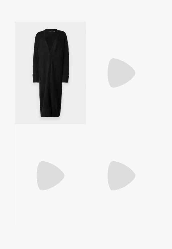 Vero Moda VMPHILLIS LONG OPEN - Kardigán - black; Čierny rebrovaný rolák, krátke rukávy, priliehavý strih, jemná textura, minimálne švy a vysoký golier.; Čierna čipkovaná sukňa so zvlneným lemom, s kvetinovým vzorom a priesvitnou textúrou. Elastický pás pre pohodlné nosenie.; Čierne kožené platformové mokasíny s oblejšou špičkou a širokým remienkom cez priehlavok. Majú masívny štvorcový opätok a hladkú textúru.; Čierne, ostré slnečné okuliare so sivými sklami; vyrobené z plastu, majú hrubé ramená s hladkým povrchom a bez viditeľnej mechaniky.; Čierna kožená kabelka s guľatým, tvarovaným dizajnom, vybavená zlatým zámkom a jedným nastaviteľným popruhom. Hladká textúra.