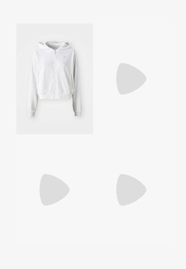 Svijetlosiva zip-up jakna od mekanog materijala, s prednjim džepom, rebrastim manžetama i kapuljačom. Nike logotip u tamnosivoj boji na prsima.; Bijela pamučna majica s okruglim izrezom i kratkim rukavima. Sadrži mali crni Nike logo na prsima. Jednostavan i neukrašen dizajn.; Bijele široke sportske hlače s rebrastim pojasom i suptilnim logotipom. Glatka tkanina s opuštenim krojem i suženim rubom.; Bijele tenisice s breskvastim akcentima, glatka kožna gornja strana, perforirani vrh, teksturirana potplat i vezice. Nosi se s bijelim čarapama na plavoj površini.