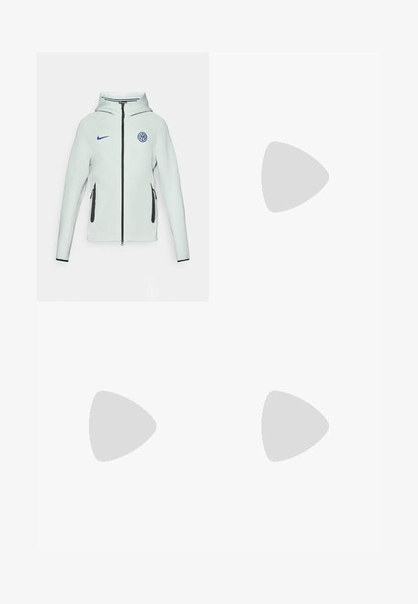 Jasnozielona kurtka Nike z zapięciem na zamek, kapturem i czarnymi akcentami. Posiada boczne kieszenie na zamek oraz haftowane logo na piersi.; Czarna koszulka do biegania Nike z lekkiego, oddychającego materiału, z krótkimi rękawami i małym białym logo na piersi.; Czarne dresowe joggery z elastycznym pasem, dopasowane, z białym logo Nike po lewej stronie. Miękka tkanina o gładkiej fakturze.; Czarne buty sportowe z teksturowaną cholewką, białym logo Nike i białą gumową podeszwą. Charakteryzują się sznurowanym zapięciem i dynamicznym kształtem.