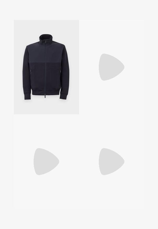 Marineblå zip-op jakke med høj krave, lavet af blødt materiale, med et ensfarvet øverste panel og to sidelommer med lynlås.; Hvit bomulls t-skjorte med rund hals og korte ermer, med en gullfarget EA7 Emporio Armani-logo trykket på fronten.; Sorte treningsshorts laget av mykt stoff, med elastisk midje og en liten gul EA7-logo nederst på venstre ben.; Hvite lærersneakers med en jevn overflate, rund tå, flate lisser og en teksturert såle. Har en subtil logo på hælen.
