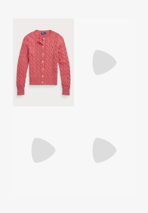Strickjacke im Korallenrot. Mit Knopfverschluss, gerippten Bündchen und Saum sowie einem kleinen, blauen Logo-Stick. Weicher Stoff.; Weißes Langarm-Hemd mit Knöpfen und spitzem Kragen aus Baumwolle. Verfügt über ein kleines gesticktes Logo auf der linken Brust.; Blaue Jeans aus Denim mit geradem Schnitt, ausgestattet mit einem aufgerissenen Loch am rechten Knie und einem ausgewaschenen Look. Fünf-Taschen-Design mit kontrastierendem Stich.; Schwarze Lederclogs mit runder Fußspitze, silberfarbigen Schnallenriemen und einem 2,5-Zoll Blockabsatz. Strukturiertes Oberflächendesign an der Zehenpartie.