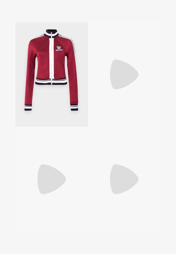 Rode jas met ritssluiting, een hoge kraag, blauwe accenten en witte gestreepte ribbels aan de zoom en manchetten. Heeft een logo op de borst.; Witte katoenen t-shirt met een klassieke ronde hals, korte mouwen en een getailleerde vorm. Geen patronen of accenten zichtbaar.; Grijze sweatpants met een elastische tailleband, een trekkoord-detail en een klein wit Nike-logo op de linkerdij. Zachte stof, losvallend.; Witte leren sneakers met grijze accenten, geperforeerde teen, platte veters, gevoerde kraag en een gemanipuleerde rubberen zool.; Zwarte leren schoudertas met een gestructureerd ontwerp, handvat bovenaan, verstelbare schouderband, voorklep en metalen accenten. Voorzien van branding aan de voorkant.