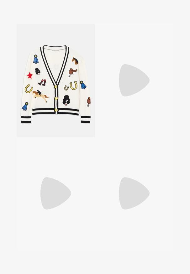 Cardigan bianco con rifiniture nere, caratterizzato da design ricamati colorati di cavalli, premi e figure. Il design include stivali, stelle e ferro di cavallo.; T-shirt in cotone a maniche corte con scollo rotondo, caratterizzato da strisce verticali nere su sfondo bianco e un design a taglio dritto.; Jeans in denim blu chiaro con un design a gamba larga, cinque tasche, passanti per cintura e chiusura con bottone. Il tessuto ha una texture liscia.; Paul Smith TOPANGA - Ballerine - black
