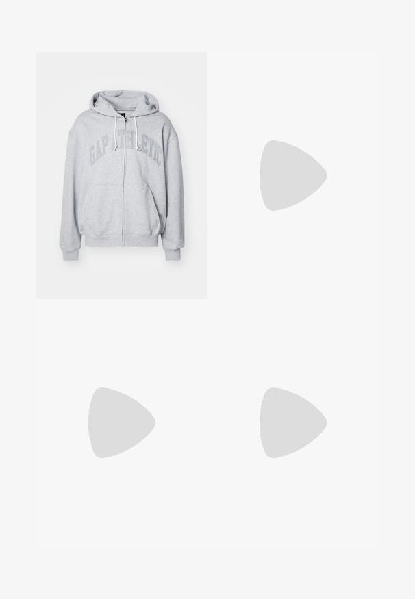 GAP Kapucni - grey heather; Öt darab fekete kerek nyakú póló csomag. Rövid ujjú, pamut anyagból, szabványos fazonnal. Sima textúra, látható minták vagy díszítések nélkül.; Világoskék farmernadrág, magas derékkal, bővített szárakkal és diszkrét, elhalványult textúrával. Elöl zsebekkel és cipzáras záródással rendelkezik.; Fehér bőr sportcipő szürke velúr orral, három vízszintes fehér csíkkal, kék akcentussal és barna gumitalppal. A talpon textúrázott részlet található.
