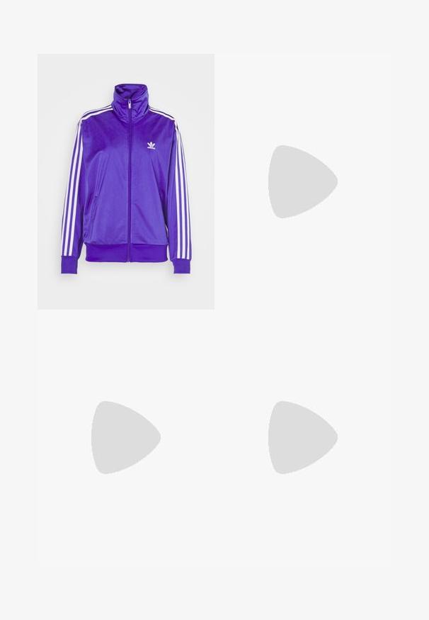 Casaco roxo de fecho éclair, feito de um material brilhante, apresentando uma gola alta, riscas brancas nas mangas e um pequeno logo branco no peito.; T-shirt preto de algodão de mangas curtas com gola redonda, apresentando riscas brancas nos ombros e um pequeno logotipo branco da Adidas no peito.; Calças de suor largas e pretas com uma cintura elástica, apresentando riscas brancas nas laterais e um logótipo bordado na coxa esquerda.; Sapatilha de couro preto com riscas brancas, biqueira de borracha, atacadores pretos e sola na cor creme. Textura suave com acabamento brilhante.