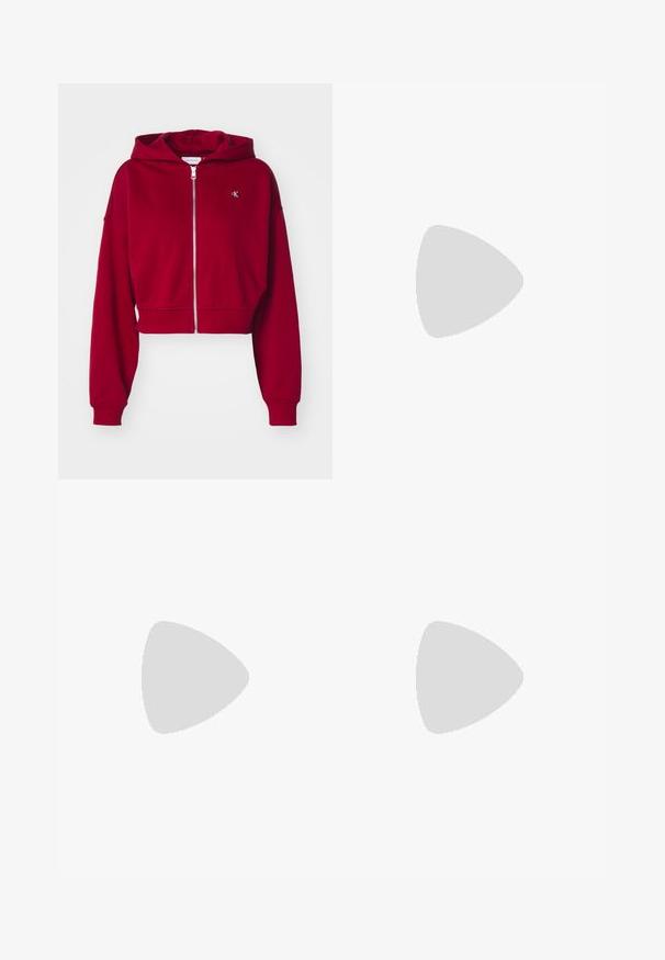 Calvin Klein Jeans BADGE ZIP THROUGH - Sweat zippé - red currant; T-shirt en coton noir avec un col rond, des manches courtes et un logo brodé bleu "Calvin Klein JEANS" sur le devant.; Pantalons de survêtement noirs avec une taille élastique, des jambes amples et un petit logo sur le côté gauche. Texture de tissu lisse.; Sneaker noir avec des panneaux en cuir lisse et en daim, lacets plats, bout rond et semelle en caoutchouc blanche. Logo distinct au niveau du talon.