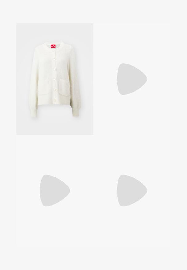 Biely chundelatý kardigan s okrúhlym výstrihom, prednými vreckami a šiestimi perlovými gombíkmi na textúrovanej lége. Mäkký, ľahký materiál.; Dve priliehavé tielka v čiernej a bielej farbe. Vyrobené z rebrovanej bavlny, majú široké ramienka a okrúhle výstrihy. Značka na golieri.; Čierne široké teplákové nohavice s elastickým pásom, s bielymi bočnými pruhmi a malým logom na ľavom boku. Hladký textil.; Čierne patentové kožené mokasíny s okrúhlou špičkou, ozdobným pásikom a hrubou čiernou gumovou podrážkou. Hladký lesklý povrch s minimálnym prešitím.