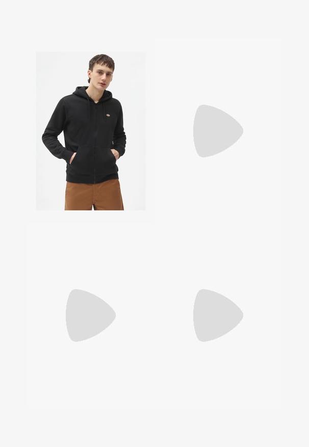 Sort zip-up hoodie lavet af fleece, med en front kangaroo lomme, justerbar snøre i hætten og et lille logo på brystet.; Sort bomulds t-shirt, oversized design, korte ærmer, med et gult broderet logo på venstre bryst. Glat tekstur, afslappet stil.; Sort denim brede bukser med kontrastsyninger, fem-lomme design og frontlukning med knap. Glat tekstur og holdbart stof.; Sorte ruskinds sneakers med hvide gummisulder, med snørebånd-design, teksturerede detaljer og diskret branding, parret med brune bukser.