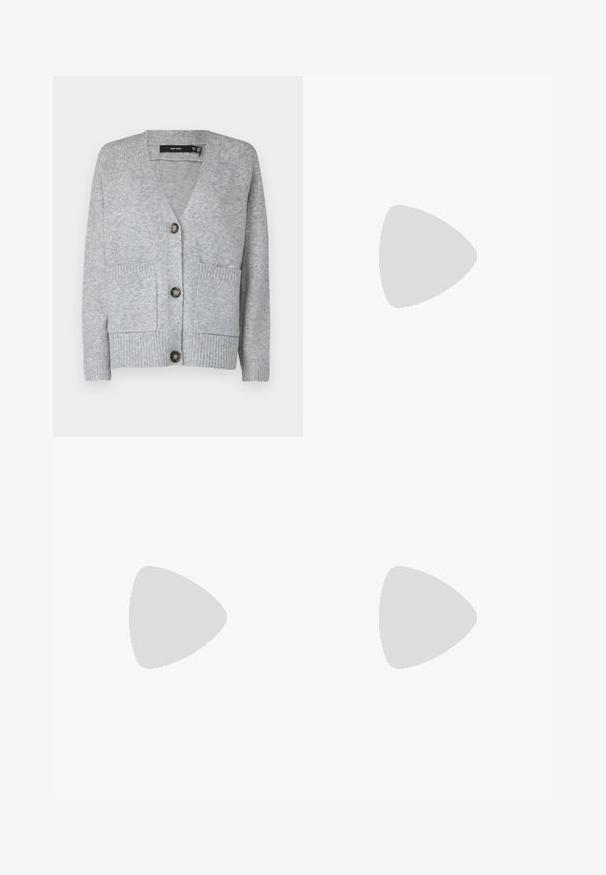 Cardigan en tricot gris avec un col en V, quatre boutons, deux poches avant et une texture côtelée à l'ourlet et aux poignets. Fini en tissu doux.; Trois T-shirts ajustés en blanc, gris et noir. Chacun présente un décolleté large et des manches courtes. Fabriqués en tissu lisse et extensible.; Pantalon évasé noir en tissu extensible, présentant une taille haute et une texture lisse. Le pantalon s'élargit à partir du genou.; Baskets montantes en toile noire avec semelles et lacets en caoutchouc blanc. Elles présentent un logo circulaire sur le côté et un contraste de coutures blanches.