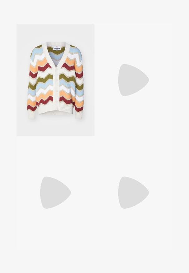 Πλεκτό πλεκτό με V-λαιμό, με σχέδιο ζιγκ-ζαγκ σε πορτοκαλί, πράσινο, μπλε, κόκκινο και λευκό. Περιλαμβ�άνει έξι κουμπιά και ριχτές μανσέτες.; Τρία λευκά ριμπ μπλουζάκια από βαμβάκι. Διαθέτουν στρογγυλή λαιμόκοψη και μικρές μαύρες ετικέτες κοντά στο στρίφωμα. Διαθέσιμα σε πολλές μεγεθύνσεις.; Μαύρο αθλητικό παντελόνι με ελαστική μέση, κατασκευασμένο από λείο ύφασμα, με διακριτική ραφή στο πλάι και χαλαρή εφαρμογή, σχέδιο ίσιου ποδιού.; Μαύρα αθλητικά παπούτσια με επάνω μέρος από σουέτ και συνθετικό υλικό, με τρεις λευκές ρίγες, υφασμάτινη σόλα από καουτσούκ και μπλε ταυτότητα λογότυπου στη γλώσσα.