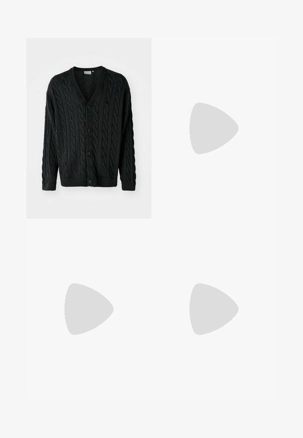 Cardigan de punto trenzado negro con escote en V, botones al frente, mangas largas y puños y dobladillo acanalados. Presenta un patrón texturizado en toda la prenda.; Camisetas sin mangas negras en un pack de tres. Textura acanalada, escote redondo estándar. El dobladillo presenta un pequeño logo de la marca en la parte inferior.; Pantalones ligeros negros con cintura elástica, cordón ajustable, bolsillos laterales con cremallera, rodilleras articuladas y cremalleras en los tobillos.; Zapatillas de correr Nike con un diseño en rojo y negro, parte superior sintética, patrones texturizados y elementos de absorción de impactos en el talón en color plata.