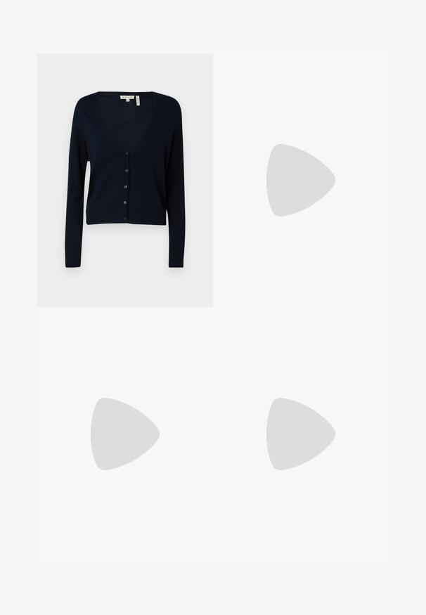 Cardigan bleu marine à boutons avec un col en V, des manches longues, un ourlet côtelé et une texture en tricot lisse. Présente six boutons sur le devant.; T-shirt bleu marine à manches courtes en tissu doux. Présente un col rond et des poignets roulés, avec une coupe droite à l'ourlet.; Pantalon blanc sur mesure avec une coupe droite, doté d'une fermeture à bouton, de passants de ceinture et de poches latérales ; texture de tissu lisse.; Ballerines slingback rose pâle avec un bout pointu, fabriquées en un matériau semblable au cuir lisse. Présentent des découpes sur les côtés et un talon plat.