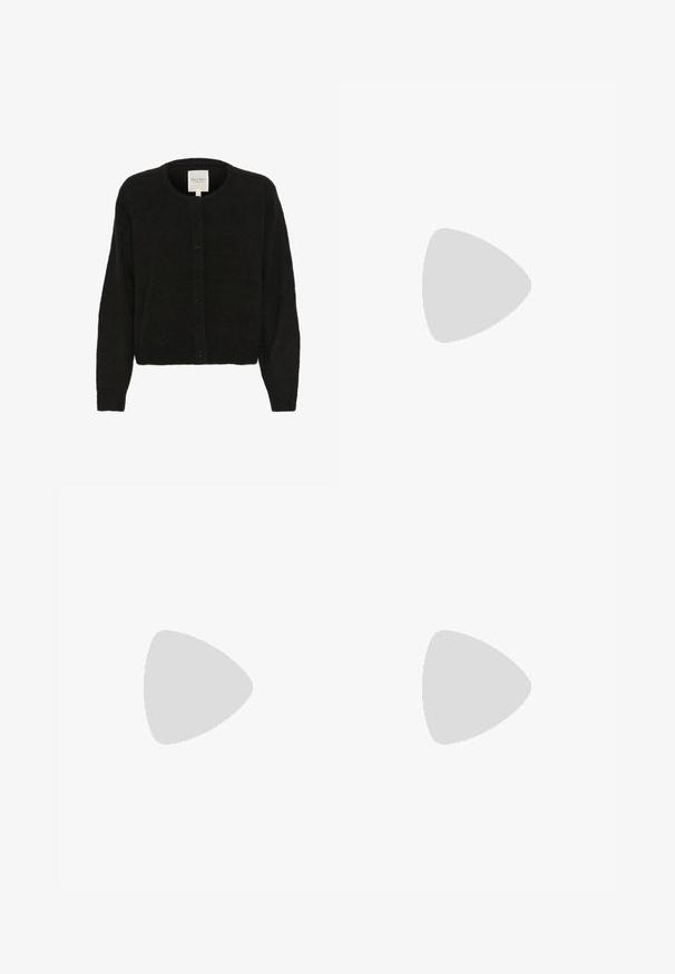 Part Two LINIKA - Kofta - black; Vit skräddarsydd topp i ribbat tyg med korta ärmar och rynkade detaljer på sidorna för textur och form.; Breda svarta byxor i lättviktsmaterial. Har en plisserad front, hög midja och lös passform kring benen.; Vit högklackad sandal med en kraftig klack, med ett remdesign och ankelband. Slät textur med en plattform framtill för ökad höjd.; Vit tygväska med triangulär form, med ögla detaljer och en knytbåge accent upptill. Slät textur genom hela väskan.