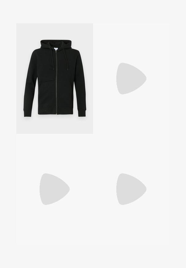 Felpa nera con zip, tasche frontali e cappuccio con coulisse, maniche lunghe e polsini e orlo a coste su uno sfondo neutro.; Camicia bianca a maniche lunghe in cotone con abbottonatura frontale, caratterizzata da un colletto classico e maniche oversize con vestibilità rilassata.; Jeans a gamba larga in denim scuro con vita alta, caratterizzati da rivetti in tonalità rame e cuciture a contrasto, texture liscia e senza motivi visibili.; Calzature nere alte in pelle texturizzata, dotate di una robusta suola in gomma, chiusura con lacci nella parte anteriore e un piccolo dettaglio del logo sul lato.