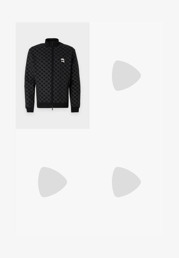 Svart bomberjakke med et helmønstret design, høy krage, full glidelås og en liten hvit logo på venstre bryst.; To svarte v-hals t-skjorter laget av myk bomull. Korte ermer og en standard passform. Minimalistisk design med en subtil logo på brystet.; Jack & Jones JPSTKANE JJCHARGE UNCUFFED - Joggebukse - black; Hvite skinnsko med en glat overflate, rund tå, flate lisser og teksturert såle. Grå semsket innfelt ved hælen.