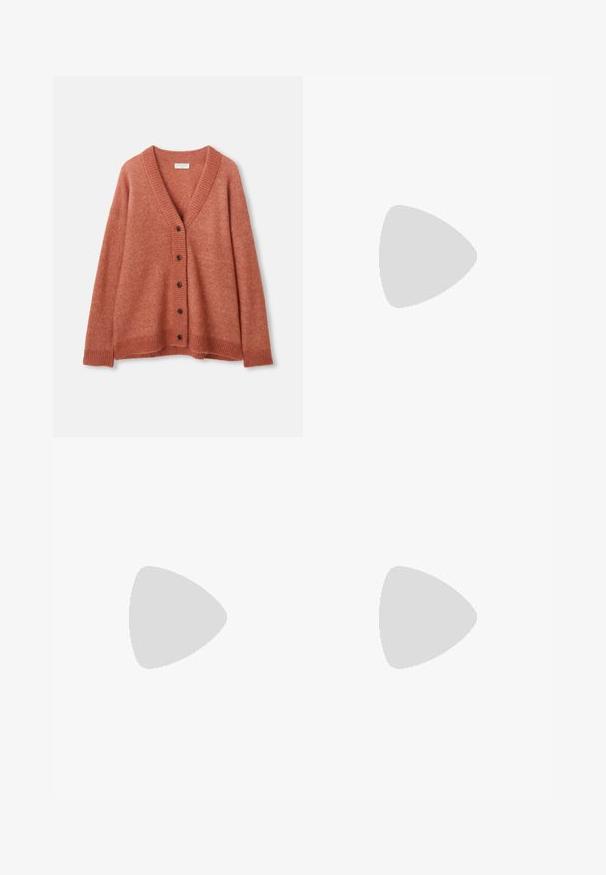 Kardigan od vune boje hrđe s V-izrezom, pet tamnih dugmadi sprijeda, rebrasti rukavi, rub i izrez.; Bež majica kratkih rukava od pamuka, s okruglim izrezom i malim bijelim Adidas logotipom tiskanom na prsima. Mekana tekstura, opušteni kroj.; Smeđe sportske hlače širokih nogavica, s bijelim bočnim prugama, elastičnim pojasom i dva bočna džepa. Na nozi se nalazi mali logo.; Svijetlosmeđi nubuk tenisice s gumenim potplatom, tri dijagonalne pruge i teksturirani vrh. Sadrži logo na jeziku i bočnoj strani.