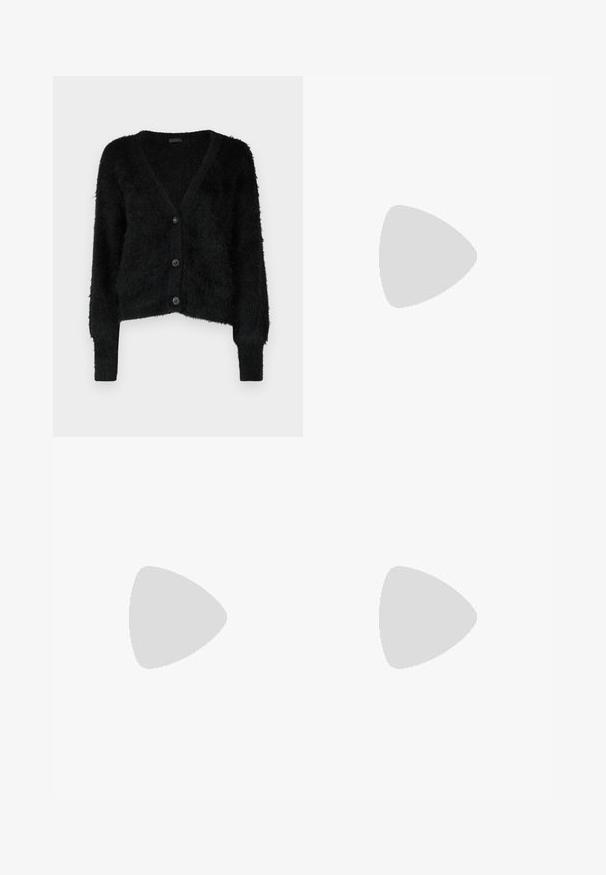 Cardigan nero peloso con scollo a V, maniche lunghe e quattro bottoni decorativi. Il materiale ha un aspetto morbido e texture.; T-shirt in cotone nero con scollo a V e maniche corte. Design semplice con vestibilità regolare, senza motivi o dettagli.; Pantaloni neri su misura con un design a gamba dritta, caratterizzati da una texture liscia e pieghe ben definite sul davanti. Senza hardware visibile.; Mule in pelle nera con punta appuntita e tacco stiletto basso. Texture liscia, design minimalista e schienale aperto per una facile indossabilità.
