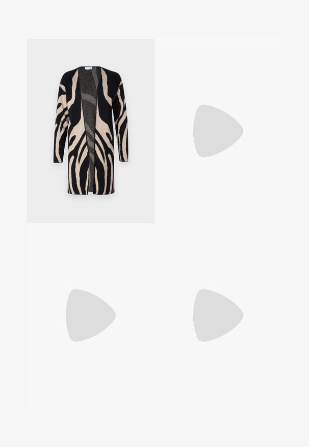 Lang cardigan laget av mykt stoff, med et svart og beige zebra mønster. Åpen frontdesign, med lange ermer og en avslappet passform.; Hvit ribbestrikket tank topp med rund hals, uten ermer og croppe lengde. Merket leser "JJXX." Glatt stoff tekstur.; Svarte, vide bukser med elastisk midje, laget av glatt stoff. Har et rent design uten lommer eller synlige sømmer.; Sorte og grå sued sneakers med et stort cremefarvet "N" logo, lilla snørebånd og en tekstureret gummisål.