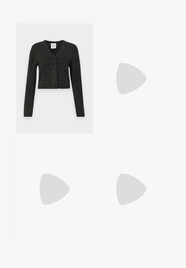 Tmavě šedý dlouhý rukáv zkrácený cardigan s véčkovým výstřihem a třemi černými knoflíky vpředu.; Bílý pletený top s krátkým rukávem a kulatým výstřihem, s hladkou strukturou a jemnými ribovými akcenty na rukávech a lemu.; Bílé volné kalhoty vyrobené z bavlny s hladkou texturou. Obsahují přední knoflík, zip a design se čtyřmi kapsami.; Beige sandálky na vysokém podpatku s pletenou texturou, vyznačující se ozdobnou květinou a náramkem kolem kotníku. Čtvercová pata zajišťuje stabilitu.