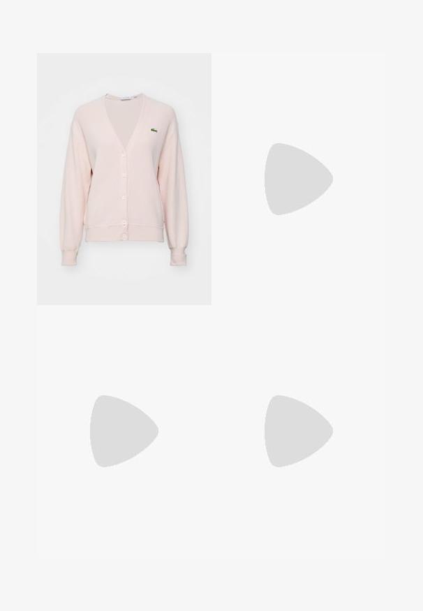 Cardigan rosa claro com decote em V, mangas longas e seis botões. Apresenta um pequeno logótipo verde no peito e punhos e bainha canelados.; T-shirt de algodão azul-marinho com design de decote em V, mangas curtas e um pequeno logo bordado em bordô no peito. Textura macia.; Calças brancas de perna larga feitas de um tecido leve, com uma textura suave, linhas limpas e um design de cintura alta.; Sapatilha branca com parte superior em couro liso, biqueira redonda, fecho de atacadores e um contraste no calcanhar em preto. Apresenta uma sola de borracha texturizada.