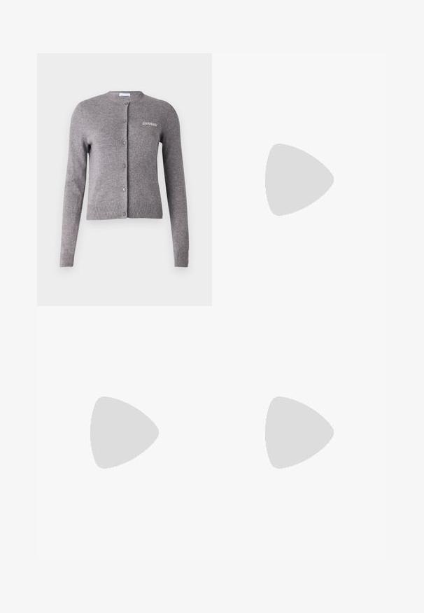 Cardigan grigio lavorato a maglia con colletto rotondo, maniche lunghe, polsini e orlo a coste, dotato di chiusure a bottone e di un piccolo logo ricamato sul petto.; T-shirt bianco in cotone con maniche corte, scollo rotondo, vestibilità rilassata e senza motivi o grafiche visibili. Texture liscia e design semplice.; Pantaloni neri realizzati in tessuto intrecciato, con un design su misura caratterizzato da pieghe, gamba dritta e davanti piatto. Texture durevole e liscia.; Stivaletto in pelle nera con punta quadrata, cerniera laterale e tacco squadrato su sfondo chiaro uniforme.
