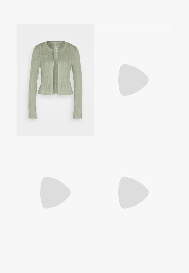 Cardigan a maglia verde chiaro con un design testurizzato, apertura frontale e maniche lunghe con bordi a forma di scallop. Forma semplice e cropped.; Maglia nera con maniche corte trasparenti e volants, scollatura a girocollo e un tessuto morbido e liscio. Design semplice senza motivi o dettagli aggiuntivi.; Pantaloni neri a gamba larga con vita alta, dettagli con bottoni in vita e pieghe frontali.; Décolleté in vernice nera con cinturino dietro, punta affusolata, design con ritagli arrotondati e tacco a blocco. Presenta un accento di fibbia tono oro.