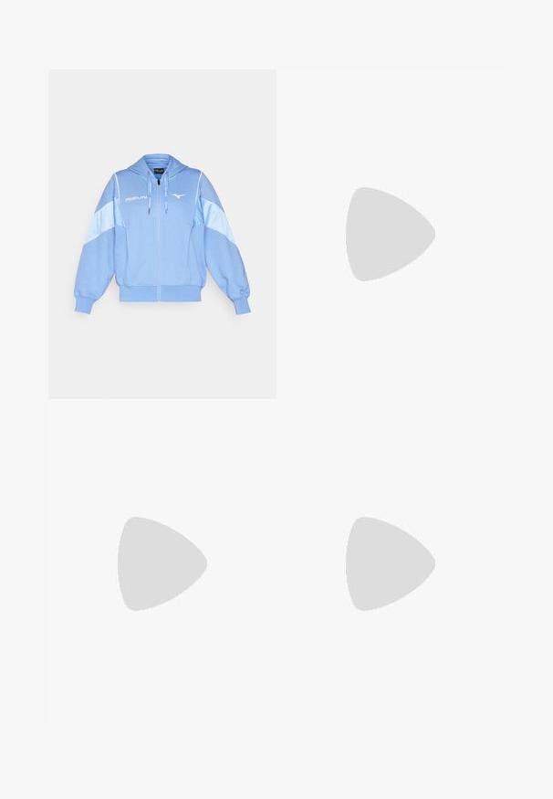Ανοιχτό μπλε φούτερ με φερμουάρ και κουκούλα, με ραμμένα μανίκια και τελείωμα, διαθέτει πιο σκούρες μπλε λεπτομέρειες και λευκό λογότυπο στο στήθος. Μαλακή υφή υφάσματος.; Λευκό βαμβακερό μπλουζάκι με στρογγυλή λαιμόκοψη, κοντά μανίκια και μικρό ναυτικό λογότυπο στη αριστερή μεριά του στήθους. Λείος υφασμάτινος χαρακτήρας, άνετος σχεδιασμός.; Πράσινη πλισέ φούστα με υφασμάτινη ζώνη. Διαθέτει λευκές λεπτομέρειες στο στρίφωμα και ένα μικρό λογότυπο μάρκας στη ζώνη.; Λευκό αθλητικό παπούτσι με πλέγμα και συνθετικά υλικά, διαθέτει γκρι λεπτομέρειες και κορδόνια, υφή σόλας, καμπυλωτό σχέδιο και λεπτομέρεια λογότυπου.