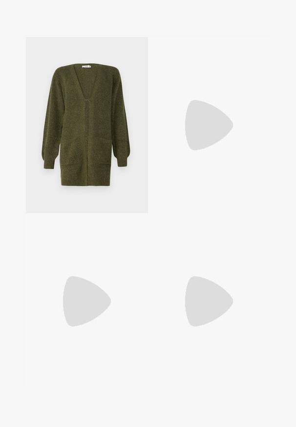 JDY JDYINGEBORG CARDIGAN - Kardiganas - dark green; Balta trumpomis rankovėmis marškinėliai, pagaminti iš medvilnės, su dekoratyviais nėriniais aplink rankoves ir apvaliu kaklu.; Plati kojinės tamsiai mėlynos spalvos audiniu su vagelėmis. Turi lygų juosmenį ir laisvą siluetą, kuris siekia iki pusės blauzdos.; Baltos platformos sportbačiai su lygiu odos primenančiu paviršiumi, apvalia forma, paminkštintu apykakle ir tekstūruotu guminiu padu su ryškiais protektoriais.