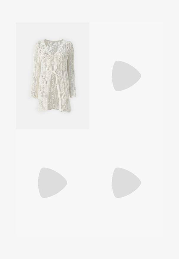ONLY ONLLIZZY LONG CARDIGANNT - Vest - pumice stone; Witte korte mouwen top met een ronde halslijn. Kenmerkt zich door geplooide textuur aan de zijkanten en een getailleerd silhouet, gemaakt van een zachte, rekbare stof.; Witte wijde broek gemaakt van een lichte stof. Voorzien van een elastische tailleband met een trekkoord en zijzakken. Zachte textuur.; Witte hoge hakken sandaal met een chunky hak, met een bandjesontwerp en enkelband. Gladde textuur met een plateau voor extra hoogte.