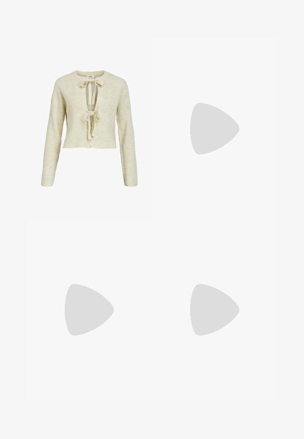 Maglione ribbed beige con maniche lunghe, design corto e scollo a V profondo con due fiocchi frontali. Morbida texture e materiale lavorato a maglia.; Top nero a maniche corte realizzato in tessuto elastico, con un design aderente e dettagli arricciati sui lati. Texture liscia, forma classica.; Bershka WIDE - Pantaloni - black; Bershka Sandali con tacco - black