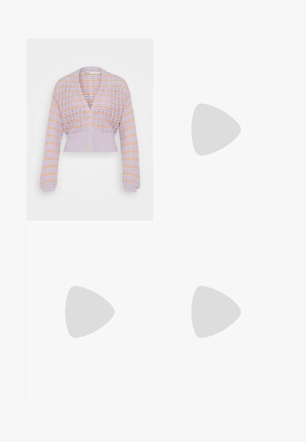 Gaiši violets adīta džemperis ar iztīrīšanas rakstu, kas rotāts ar oranžām svītrām, garām piedurknēm un īsu apakšmalu. Trīs pogas priekšpusē.; Balts ribots garām piedurknēm krekls ar apaļu kakla izgriezumu. Izgatavots no elastīga auduma, kas pieguļ ķermenim. Iezīmējas ar smalkām horizontālām līnijām.; Gaiši zaļas kravas bikses, izgatavotas no kokvilnas auduma. Tām ir augsts jostasvieta, sarullētas malas un divi sānu kravas kabatas papildu praktiskumam.; Gai pelēki zamšīgās kedas ar baltām ādas detaļām, trim baltām līnijām un brūnu gumijas zoli, ar mīkstinātu apkakli komforta nodrošināšanai.; Sudraba riņķveida auss gredzeni ar gludu, pulētu apdari. Apaļa forma un drošs klikšķa augšējais slēgums. Viegls dizains, kas piemērots ikdienas valkāšanai.