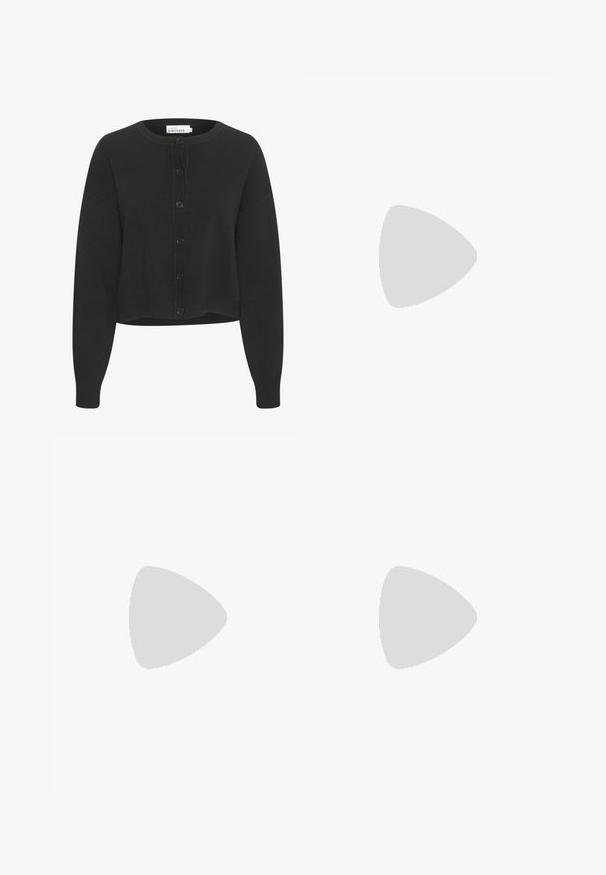 Svart kort cardigan i mjukt material, med rund hals, lång ärm och framknäppning med sex knappar.; Vit långärmad t-shirt i bomull. Har en klassisk rund halsringning och sänkta axelsömmar, med en slät, enkel textur.; Svart vida jeans i denim. Med fem fickor, dragkedja med knappstängning och subtila blekningar fram.; Gul canvas-sko med svarta accentränder, rund tå och låg profil. Har sex öglor, strukturerad tyg och en gummisula.; Svart vävd läderhandväska med en böjd form, som har ett tjockt handtag och en dragkedjestängning. Texturerad yta med en blank finish.