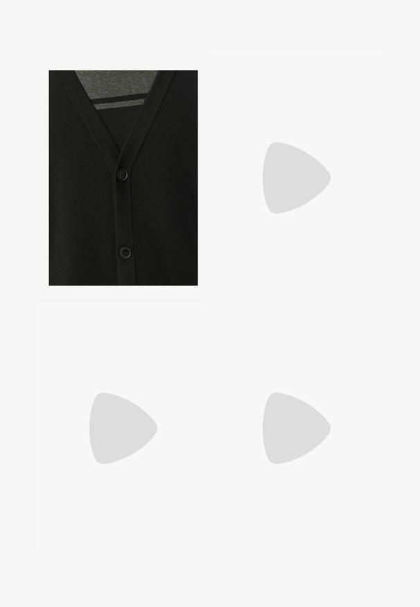 Cardigan nero con scollo a V, chiusura con bottoni e texture morbida a maglia. Sovrapposto a una maglietta grigia, che mostra un motivo a righe sotto.; Camicia bianca con bottoni, maniche lunghe, realizzata in cotone morbido, con colletto classico e un leggero lucido. Cinque bottoni sul davanti.; Pantaloni a gamba larga in tessuto grigio scuro, con fronte plissettato, due tasche laterali e vita piatta. Texture liscia e design sartoriale.; Mocassini in pelle nera con una finitura liscia, dettagli cuciti sulla punta e un design a tacco basso per comfort e stile.; Cravatta nera stretta con un motivo a coste diagonali testurizzate. Presenta una punta appuntita e una finitura liscia. Adatta per abbigliamento formale.