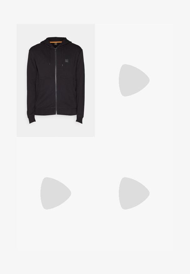 Svart zip-up hoodie med dragsko i huven, featuring ett fyrkantigt patch-logotyp på bröstet och kontrasterande sömmar. Mjuk, bomullsblandning material.; Svart bomullströja med rund halsringning, korta ärmar och vit "BOSS"-logotyp centrerad på bröstet. Slät textur, avslappnad passform.; Svarta sweatpants i mjukt material med elastisk midja, dragsko och smalnande ben. Har en liten logotyp på sidan.; Svart sneaker med slät syntetisk ovandel, rund tå, platta snörningar och en ribbad gummisula. Minimalistisk design med sydda detaljer.