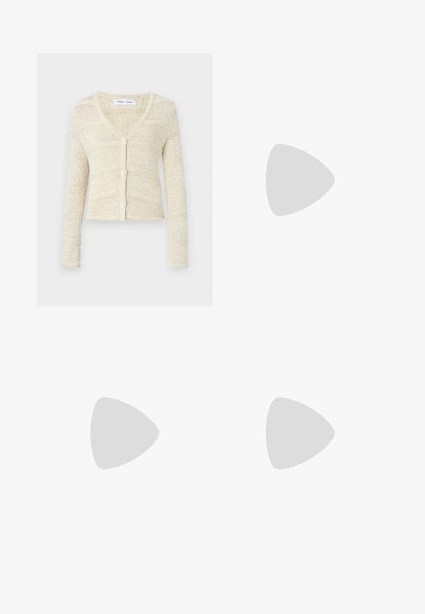 Gebreide cardigan in beige met een V-hals, lange mouwen en een sluiting met vijf knopen. Kenmerkt zich door een textuurpatroon en een cropped ontwerp.; Witte off-shoulder t-shirt gemaakt van zachte, lichte stof. Korte mouwen, aansluitende pasvorm en gerolde zoomdetails. Gladde textuur.; Zwart, wijdvallend broek met een gladde textuur, voorzien van plooien aan de voorkant en een hoge tailleontwerp. Geen zichtbare zakken of hardware.; Blauwe denim slidensandalen met kruisbanden, beige accenten en gouden hardwaredetail aan de voorkant. Platte zool, open teen ontwerp.