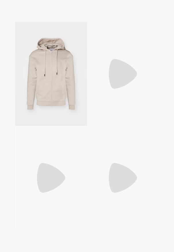 Sudadera con cremallera color beige, fabricada en un material suave, con capucha ajustable, bolsillos frontales y puños y dobladillo acanalados. Textura lisa y diseño minimalista.; Camiseta de manga corta negra hecha de algodón, con un clásico cuello redondo y un corte holgado. Sin patrones ni acentos visibles.; Pantalones negros de tela suave, con un diseño de pierna recta, dos pliegues frontales y una cintura estándar con trabillas para el cinturón.; Zapatillas de lona negras con detalles marrones, suelas de goma blanca y cordones marrones, combinadas con jeans rectos de color azul claro. Fondo de suelo de madera.