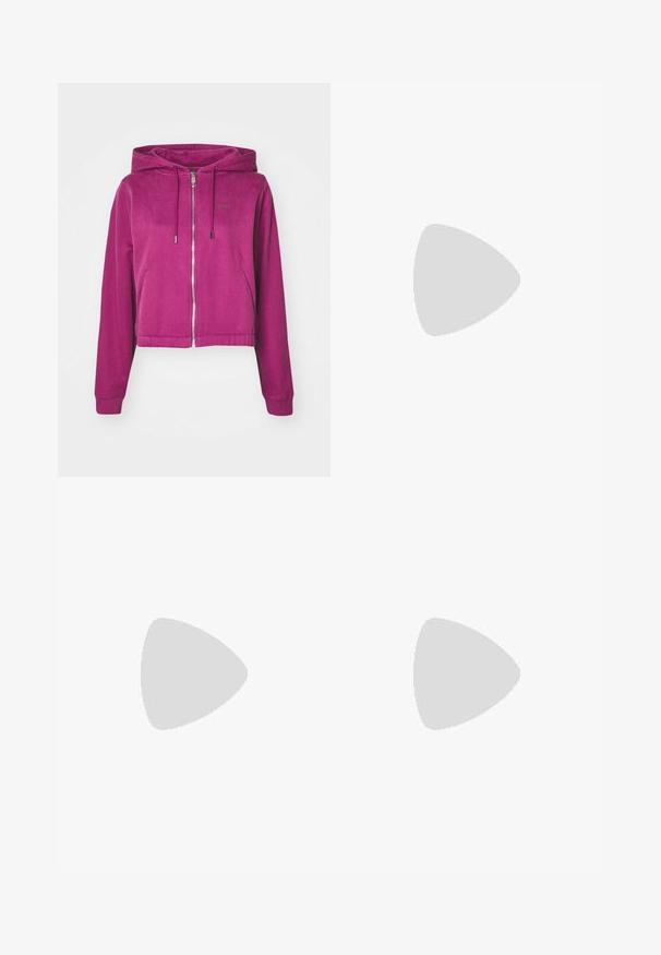 Roza kratka hoodie napravljena od mekog materijala, s prednjim zatvaračem, vezicama na kapuljači i rebrastim manžetama. Minimalistički logo detalj.; Crna pamučna majica s okruglim izrezom. Ima ispisa logotipa sprijeda u ljubičastoj i crvenoj boji. Kratki rukavi s opuštenim krojem.; Svijetloplave široke traperice od denima, s visokim strukom, izblijedjelim pranjem i suptilnim uzorkom tie-dye na prednjoj strani.; Bijeli niskotoperani tenisice s crnom petom, platformom, vezicama i "CK" logotipom Calvin Kleina sa strane.; Calvin Klein STATEMENT LINKS - Naušnice - silver-coloured