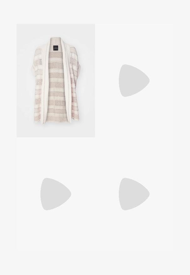 Strickjacke in sanftem Beige mit offenem Vorderteil, kurzen Ärmeln, gestreifter Textur und subtilen Glitzerdetails im gesamten Stoff.; Weißes kurzärmliges Oberteil aus weichem Stoff, mit rundem Halsausschnitt und Raffung in der Taille für eine figurbetonte Passform.; Weiße weit geschnittene Jeans aus Denim. Mit Knopfverschluss und traditionellem Fünf-Taschen-Design. Glatte Textur mit sauberem Finish.; Helles blaues Lackleder-Mule mit spitzem Zehenbereich, niedrigem transparentem Absatz und einem eleganten Design, das einen Ausschnitt im Vorderblatt aufweist.