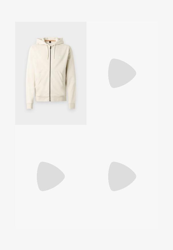 Lys beige hettegenser laget av mykt stoff, med glidelås foran, doble lommer og justerbar snorhette. Enkelt logo på brystet.; Langermet hvit bomullsskjorte med rund hals, sidespalter nederst og en jevn tekstur, vist fra baksiden.; Lys blå denimjeans med rett ben-design, fem lommer, knappeåpning, minimal falming og kontrasterende sømdetaljer.; Hvit sneakers med en glatt skinnoverdel og lav profil. Har en rund tå, seks snøring hull, og en teksturert gummisåle.