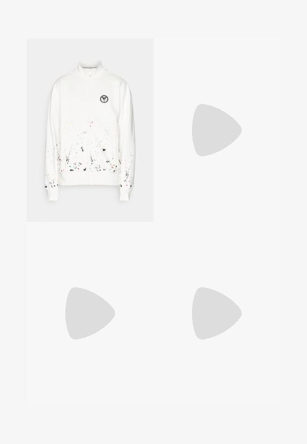 Hvid zip-up jakke med et rundt logo på brystet, featuring et farverigt splat design forneden og sidelommer.; Hvid bomulds t-shirt med rund hals og et sort og grønt logo bånd, samt et lille sort "BOSS" logo på brystet.; Cremefarvede afslappede bukser med snørebånd i taljen og lige ben, vist mod en enkel hvid baggrund.; Hvide og lyse beige sportssko med en mesh-overdel, perforerede detaljer og en tekstureret mellemsål med branding på hælen.