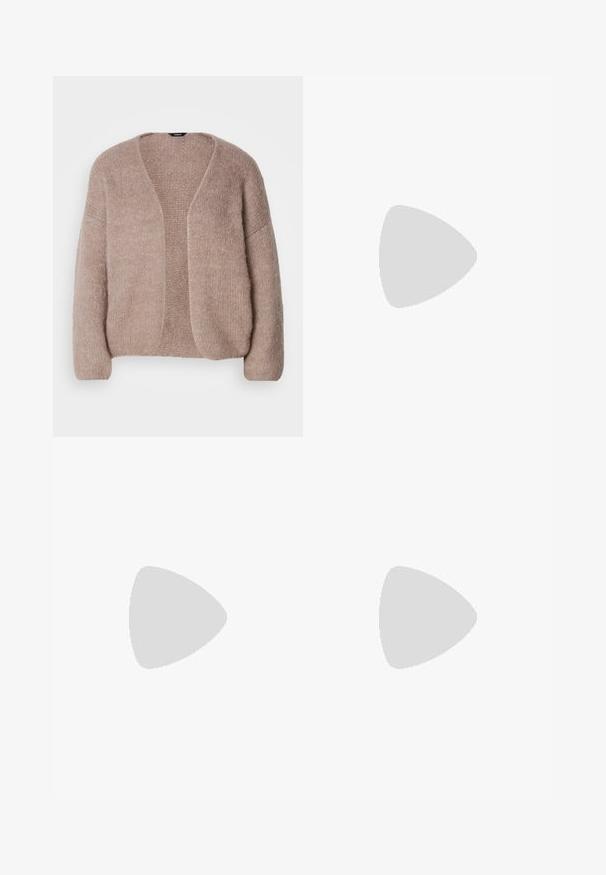 Beige gestrickte Strickjacke mit V-Ausschnitt, weiten Ärmeln und offenem Design. Weicher Stoff mit einem leicht groben Strickmuster.; Schwarzes T-Shirt mit kurzen Ärmeln und Rundhalsausschnitt, aus weichem Baumwollmaterial gefertigt. Schlichtes Design, keine sichtbaren Logos oder Muster.; Schwarze, weit geschnittene Hosen aus glattem Stoff, mit einem klassischen Taillenbund und einem Knopfverschluss sowie vorderen Falten.; Schwarze Lackleder-Slingback-High Heels mit spitzem Schuh und einem geometrischen Blockabsatz. Verfügt über ein schlankes, minimalistisches Design und eine glatte Textur.; Schwarze Laptoptasche aus Leder mit glatter Textur, rechteckiger Form und zwei langen Griffen. Keine sichtbaren Beschläge oder Verzierungen.