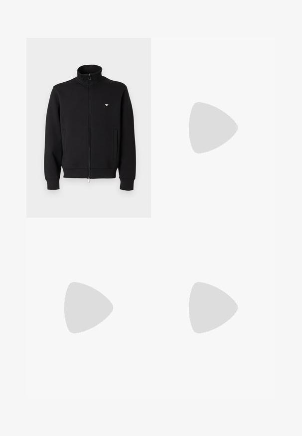 Juodas megztinis su užtrauktuku ir aukštu apykakliu, su dviem priekinėmis kišenėmis ir mažu auksiniu emblematu kairėje krūtinės pusėje. Minkštos audinio tekstūros.; Juodas medvilninis marškinėlis su apvaliu kaklu, trumpomis rankovėmis ir laisvu siluetu. Paprastas dizainas, lygus paviršius ir be matomų raštų ar logotipų.; Tamsiai mėlynos medvilninės kelnės, turinčios laisvą siluetą, priekinės klostės ir plokščias liemens juosta su diržo kilpomis.; Juodos odinės sportinės bateliai su žemu profiliu, apvaliu pirštu ir raištelių uždarymu; turi tekstūruotą guminį padą ir logotipo detalę ant kulno.