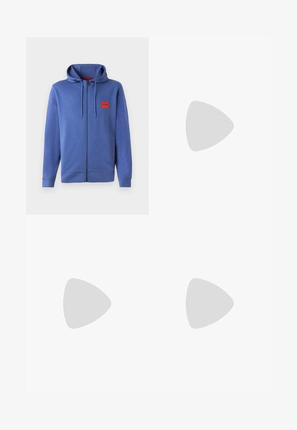 Sudadera con cremallera azul y capucha, hecha de un material suave. Presenta un parche de logo rojo en el pecho y puños y dobladillo acanalados.; Camiseta de algodón negra con el text bold rojo "HUGO" en la parte frontal, mangas cortas, cuello redondo y un corte relajado.; Pantalones de chándal negros hechos de tela suave, con cintura ajustable con cordón, corte slim y un parche de logo rojo en el muslo izquierdo.; EA7 Emporio Armani Zapatillas - black/white