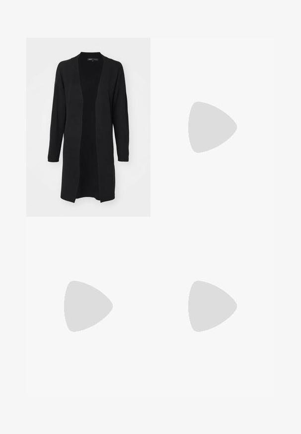 ONLY ONLFRIDA LIFE OPEN - Kardigan - black; Černé a bílé bavlněné trička s krátkým rukávem. Černé tričko má grafiku palmy; bílé tričko má design slunce a vlny.; Černé plisované kalhoty s elastickým pasem. Mají široké nohavice a hladkou, strukturovanou tkaninu s vertikálními pruhy.; Černé kožené lodičky se špičatou špičkou, kotníkovým páskem a silným podpatkem. Hladká textura, elegantní design a minimalistická estetika.