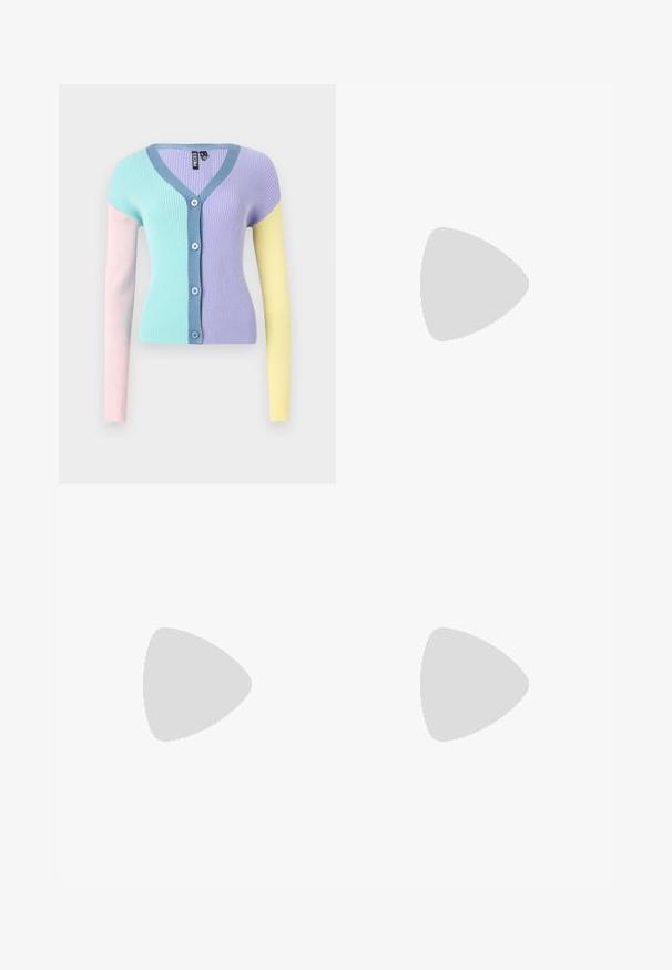 Ženski žametni kardigan z V-izrezom, gumbnim zapiranjem in dolgimi rokavi v pastelnih odtenkih: mintno zeleni, vijolični, roza in rumeni.; Črna kratka majica s kratkimi rokavi iz gladkega blaga; ima drapiran izrez in asimetrično spodnjo rob, s prilegnjenim telesom.; Črne poliesterske culotte hlače z elastičnim pasom, dvema sprednjima nabiranjema in ohlapnim krojem. Brez vidnih vzorcev ali kovinskih detajlov.; Črne lakirane sandale s peto, kvadratnim prstom, trakovi okrog gležnja in srebrnimi zaponkami. Opremljene so s stabilno Debelo peto.