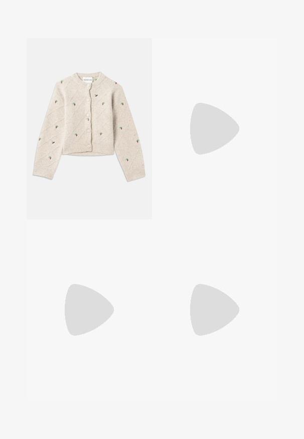 Lys grå strikket cardigan med diamantmønstre og broderte jordbær og bier. Rund hals og knappelukking foran.; Hvit ermeløs topp med rund hals. Laget av glatt stoff, har den en avslappet passform og minimalistisk design. Ingen mønstre eller detaljer.; Blå denimbukser med et lapperedesign i forskjellige nyanser av blått, snor i livet og løse, rette ben.; Lyseblå semsskinn sneakers med hvite striper, flate snørebånd og såle i gummi. Ribbet hvite sokker bæres over ankelen.